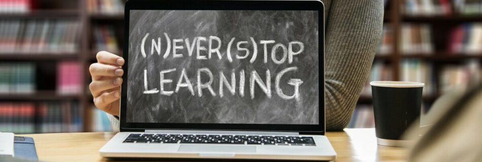 Ein aufgeklappter Laptop, der den Schriftzug „Never Stopp Learning“ zeigt. Unsere Kurse zeigen dir alles, was du brauchst, um als Content-Manager:in oder Texter:in druchzustarten