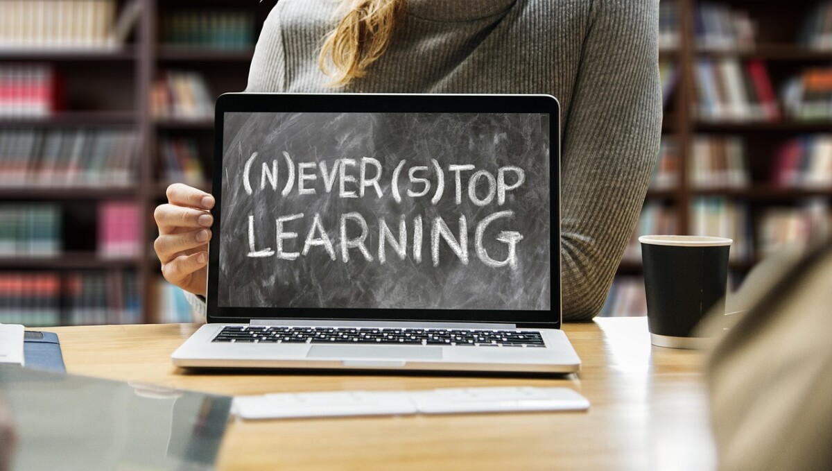 Ein aufgeklappter Laptop, der den Schriftzug „Never Stopp Learning“ zeigt. Unsere Kurse zeigen dir alles, was du brauchst, um als Content-Manager:in oder Texter:in druchzustarten