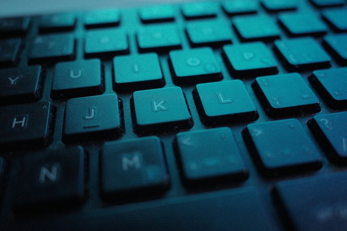 All unsere Leistungen auf einem Blick. Auf dem Bild sieht man eine Laptoptastatur, die im blauen Licht eingefärbt ist. Ein Symbol Bild für unsere textbasierten Angebote für dich.