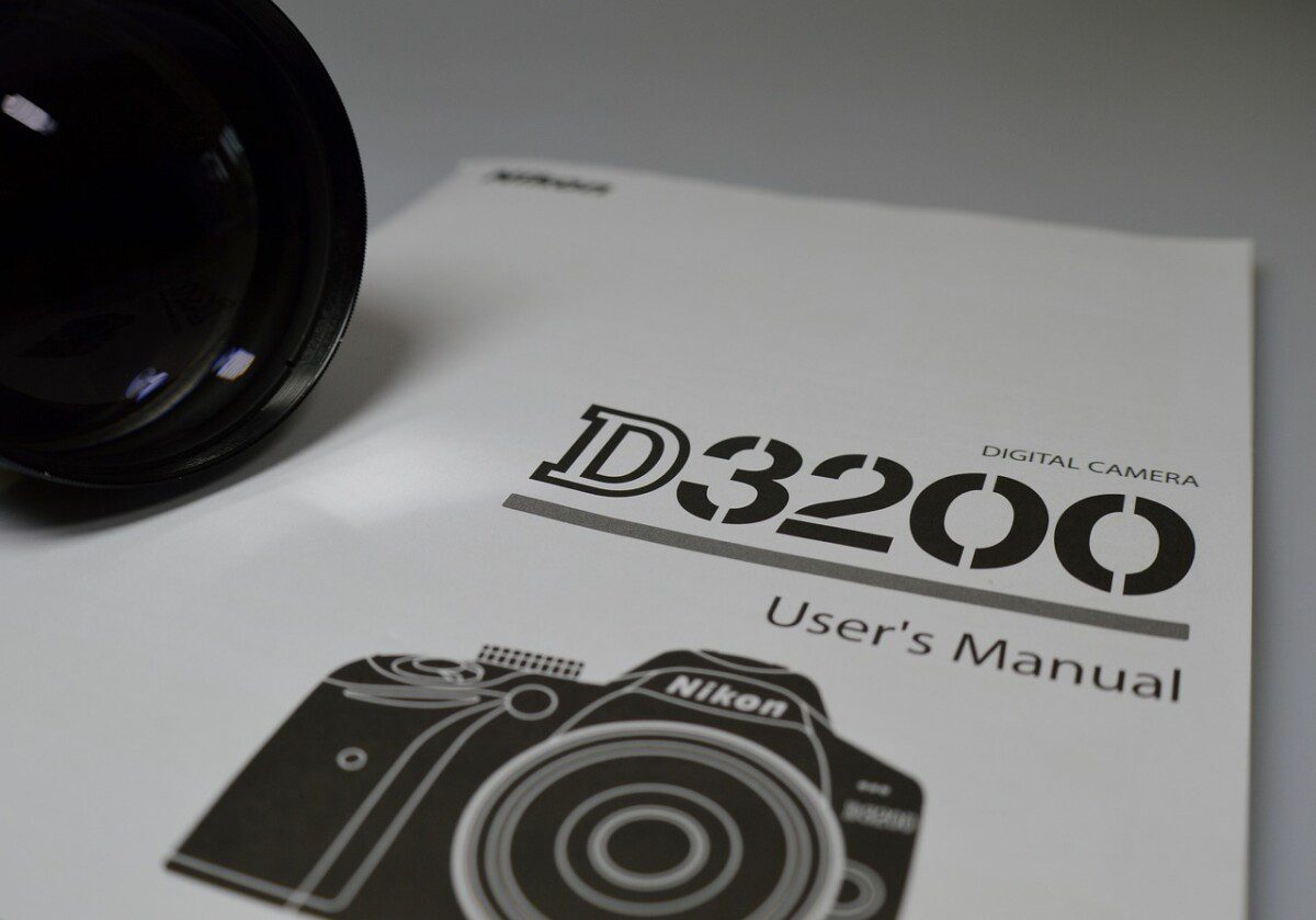 Grafiken und Bilder bei Anleitungen. Auf dem Foto sieht man die Gebrauchsanleitung einer Kamera: Nikon D3200
