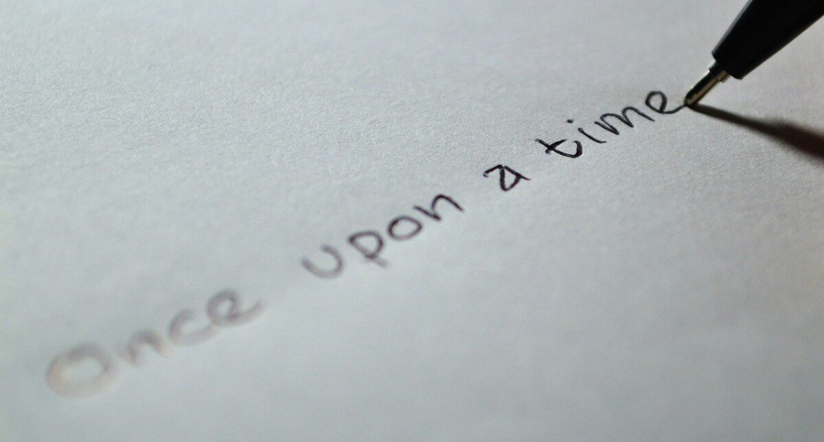 Das Foto zeigt einen Stift, der auf einem Stück Papier die Worte „Once upon a Time“ geschrieben hat.