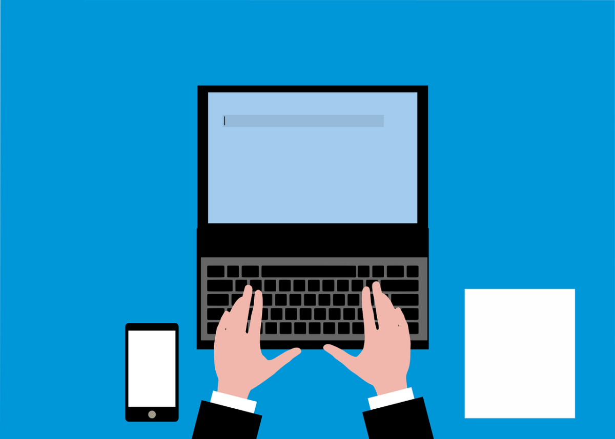 Auf dem Foto sieht man in einem Comic Stil Hände, die auf einem Laptop arbeiten. Auf der linken Seite neben dem Laptop liegt ein Handy auf der rechten Seite ein Notizzettel