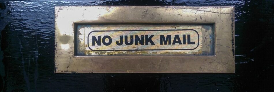 Auf dem Bild ist ein Türschild zu sehen, auf dem "No Junk Mail" steht.