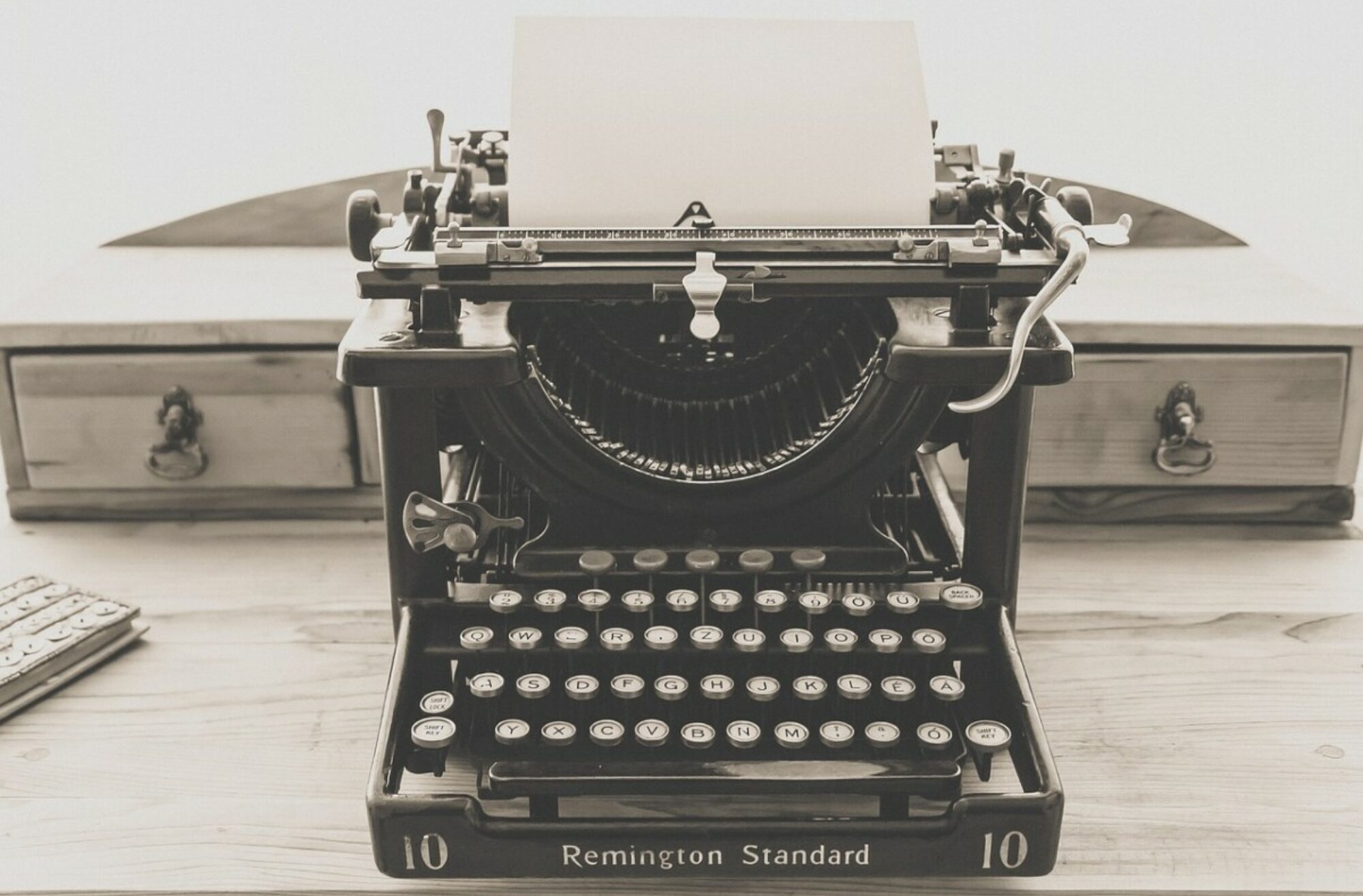 Auf dem Foto ist eine Schreibmaschine zu sehen. Das Foto ist in schwarzweiß gehalten Das Foto steht für das „Schreiben“ und "Ausbildungen" worum es auf dieser Website deintext.at im Kern geht!