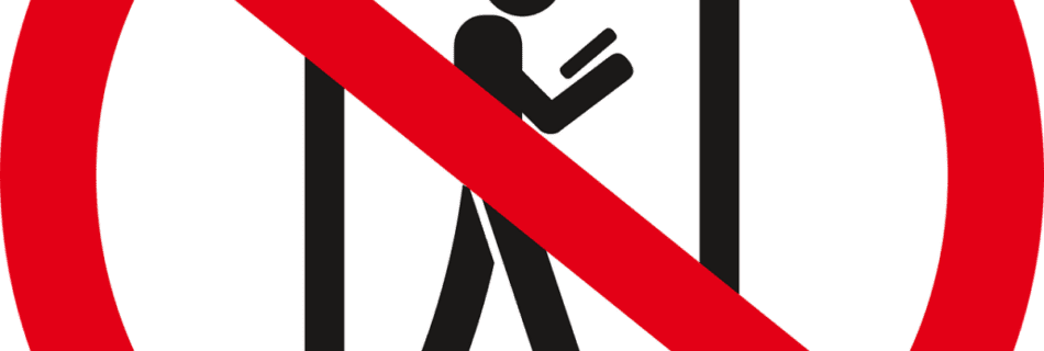 Social Maida Ratgeber -Beitragsbild: Die Illustration zeigt ein Verbotszeichen, in dem ein Handy abgebildet ist. Auf dem Bildschirm des Handys ist eine Figur zu sehen, die auf ihr Handy blickt.